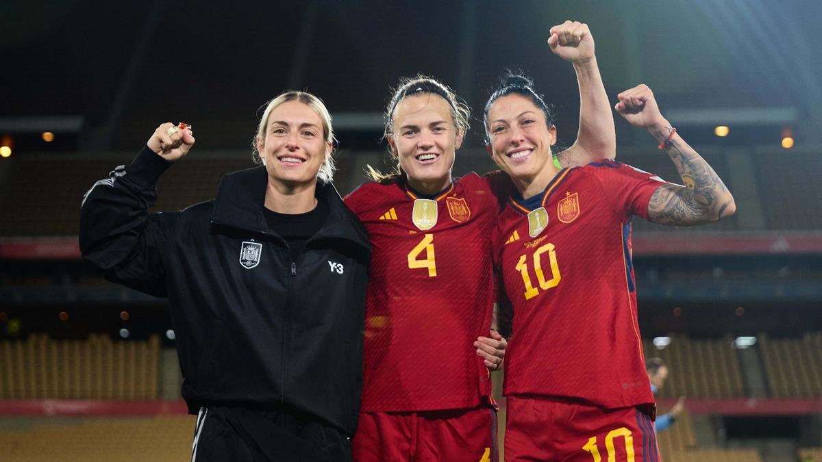 Alexia, Paredes y Jenni Hermoso celebran el billete olímpico en Sevilla