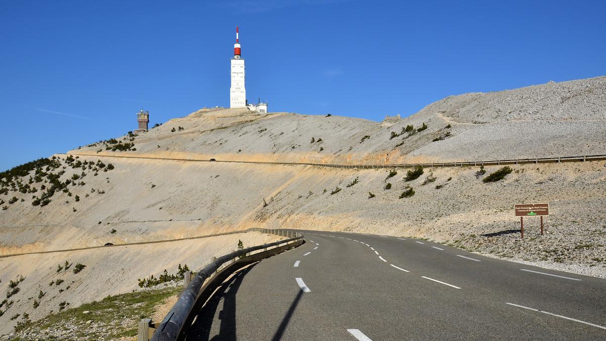 Imagen del Mont Ventoux con su famoso observatorio en la cima