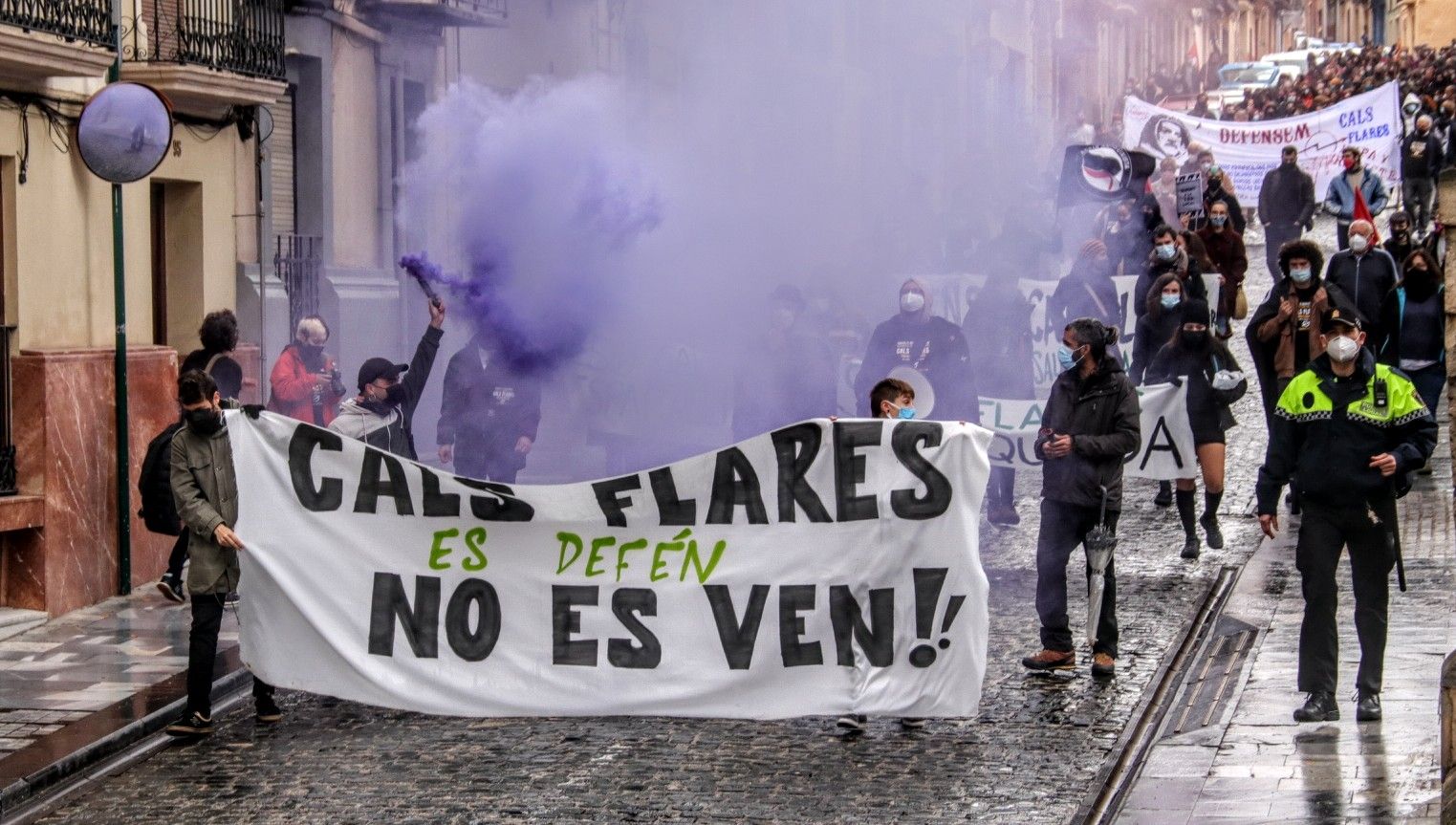 Varios centenares de personas se manifiestan por el centro social Cals Flares de Alcoy