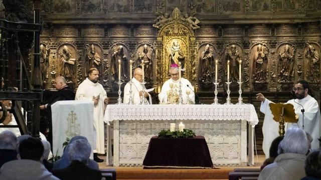 El obispo Antonio Vallín preside la eucaristía.