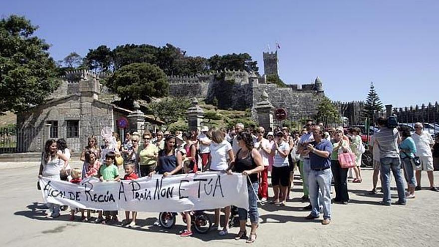 Un centenar de vecinos protestan por los trabajos de regeneración en las playas.