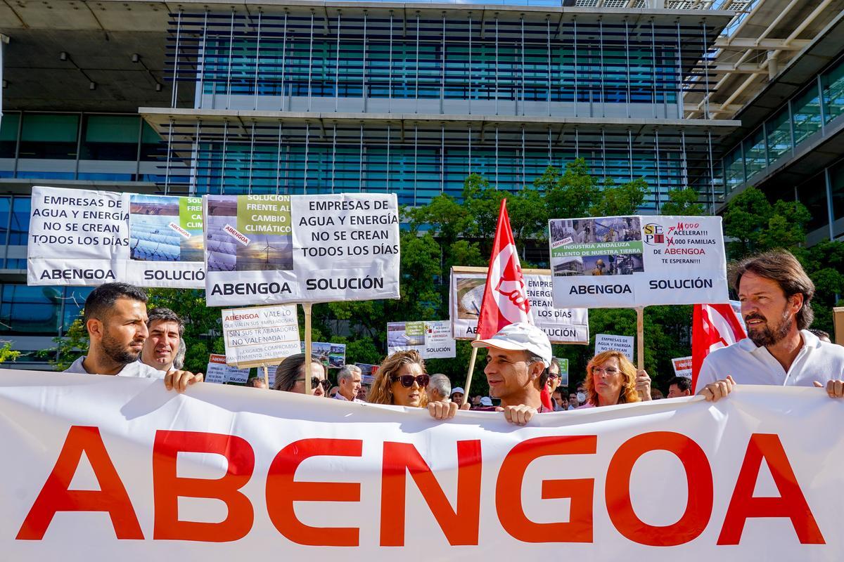 Trabajadores de los comités de las sociedades de Abengoa en la sede de Palmas Altas, concentrados para pedir que la SEPI responda a 08 de junio del 2022 en Sevilla.