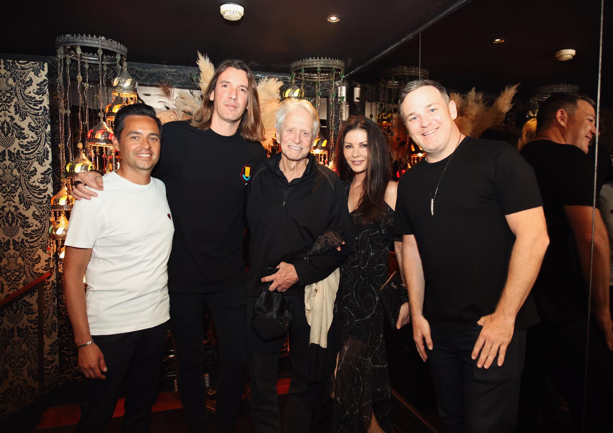 Michael Douglas y Catherine Zeta-Jones posan con el equipo de Carpe Diem y de la organización de la fiesta