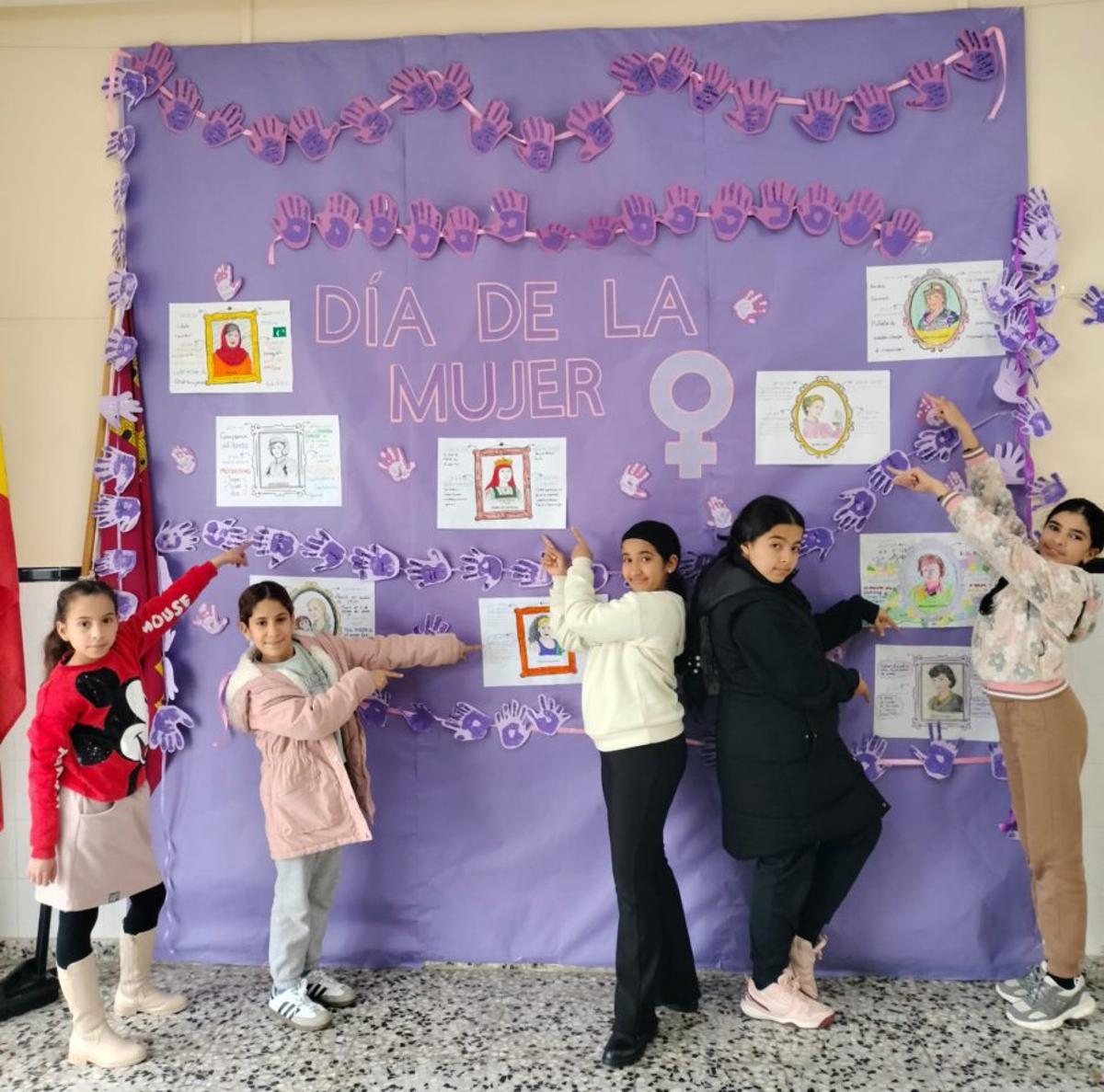 Mural por el Día de la Mujer en el CEIP Alfonso X El Sabio de La Unión