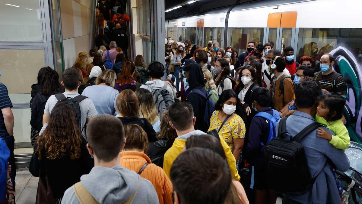 Usuarios de Rodalies en la estación de Sants, el tercer día de huelga de maquinistas.