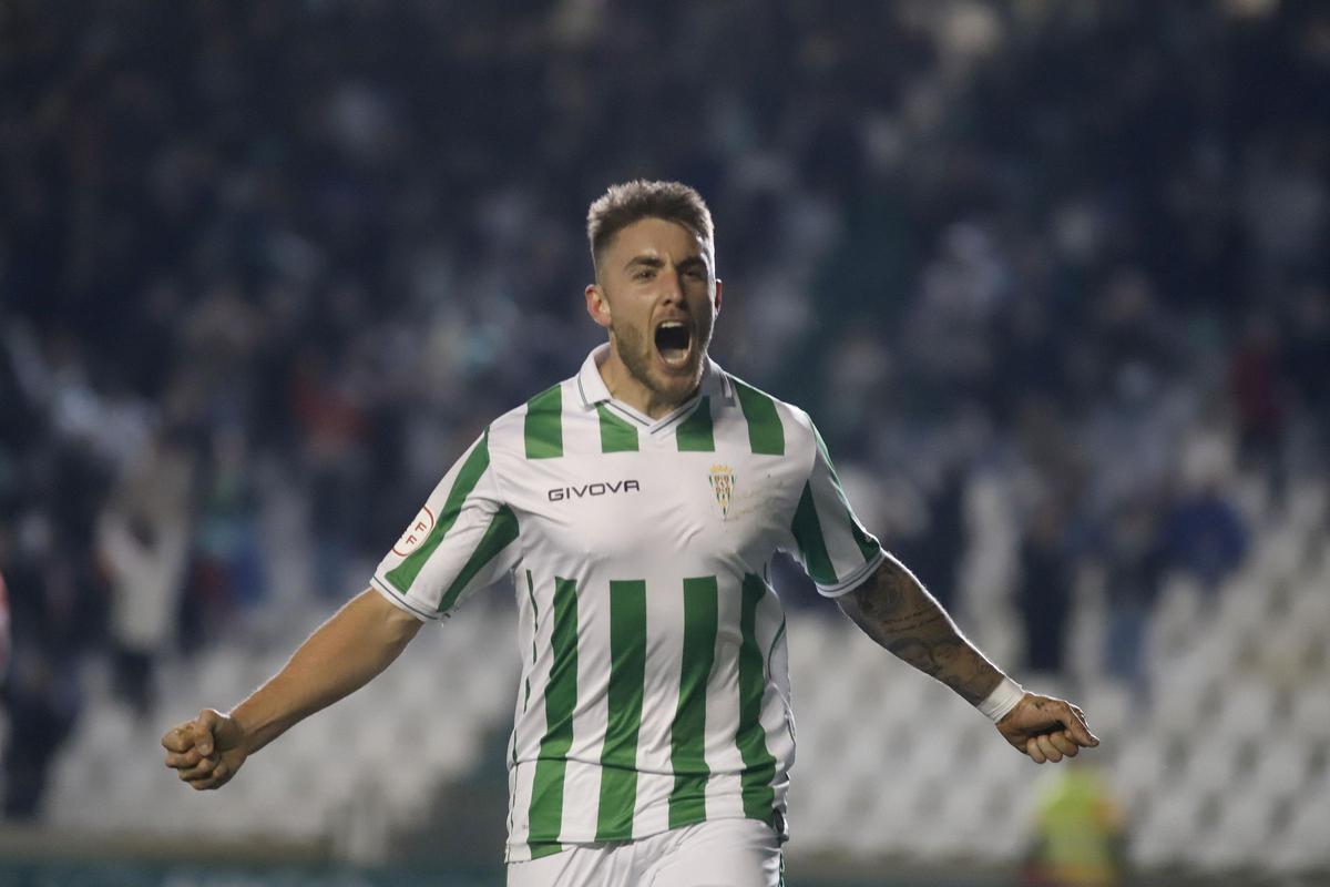 Antonio Casas celebra su gol al Atlético de Madrid B en El Arcángel, este domingo.