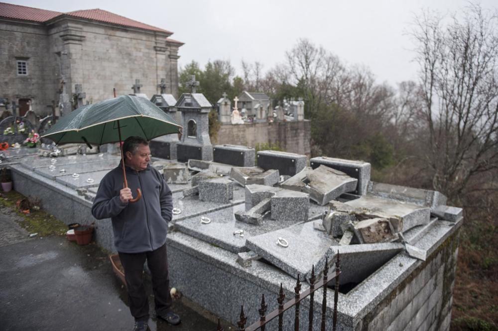 La fuerza de la borrasca provocó destrozos en los panteones y rompió sepulturas, además de derribar ornamentación funeraria y arrancar varias tejas de la cubierta de la iglesia de Padrendo