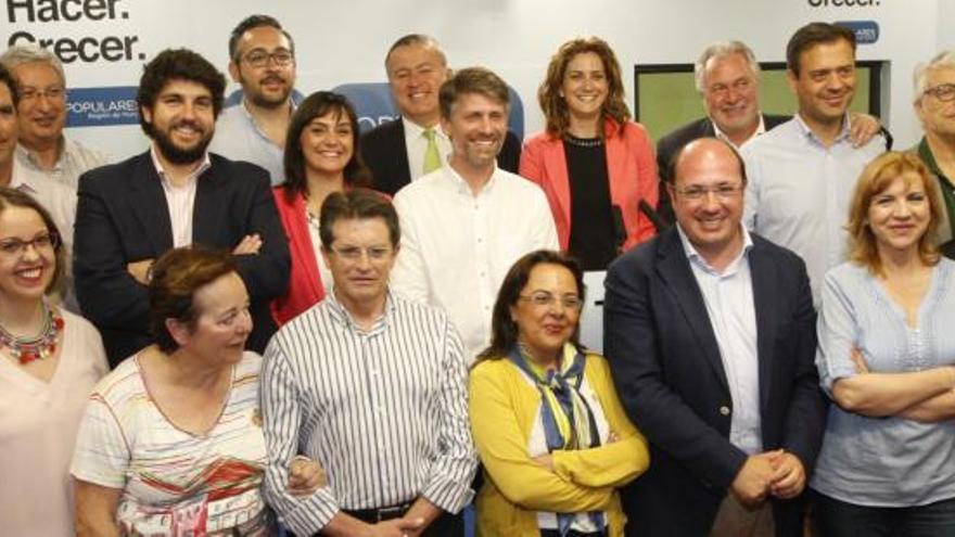 Pedro Antonio Sánchez posó ayer en la sala de prensa de la sede regional del PP con las personas que formarán parte del Grupo Parlamentario Popular en la próxima legislatura. Faltan Encarna Guillén y Domingo Segado.