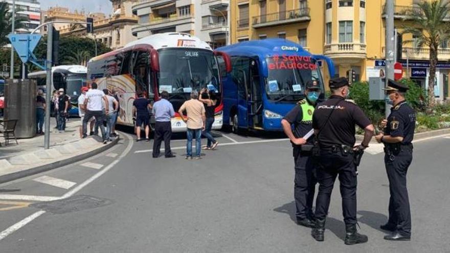 El sector del autobús colapsa el centro de Alicante para pedir ayuda frente al covid-19