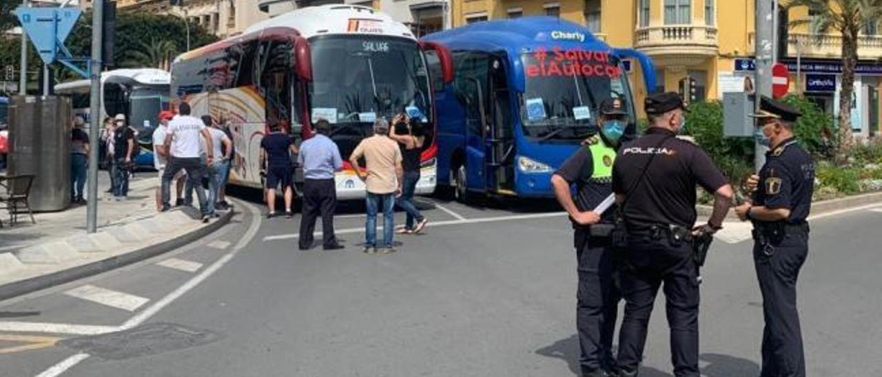 El sector del autobús colapsa el centro de Alicante para pedir ayuda frente al covid-19