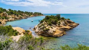 El entorno natural de la Costa Daurada, en Tarragona, es ideal para los deportes de agua o el senderismo