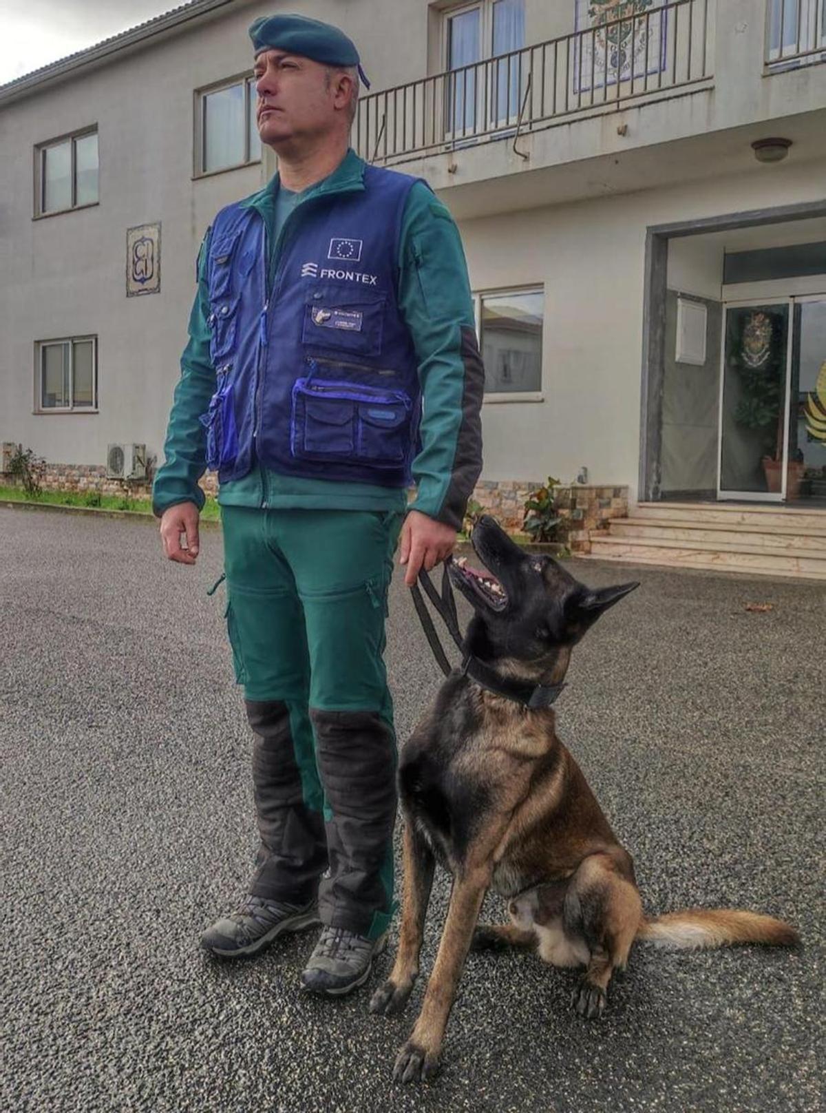 Iván, junto a su perro Nerón, especializado en detección de sustancias.
