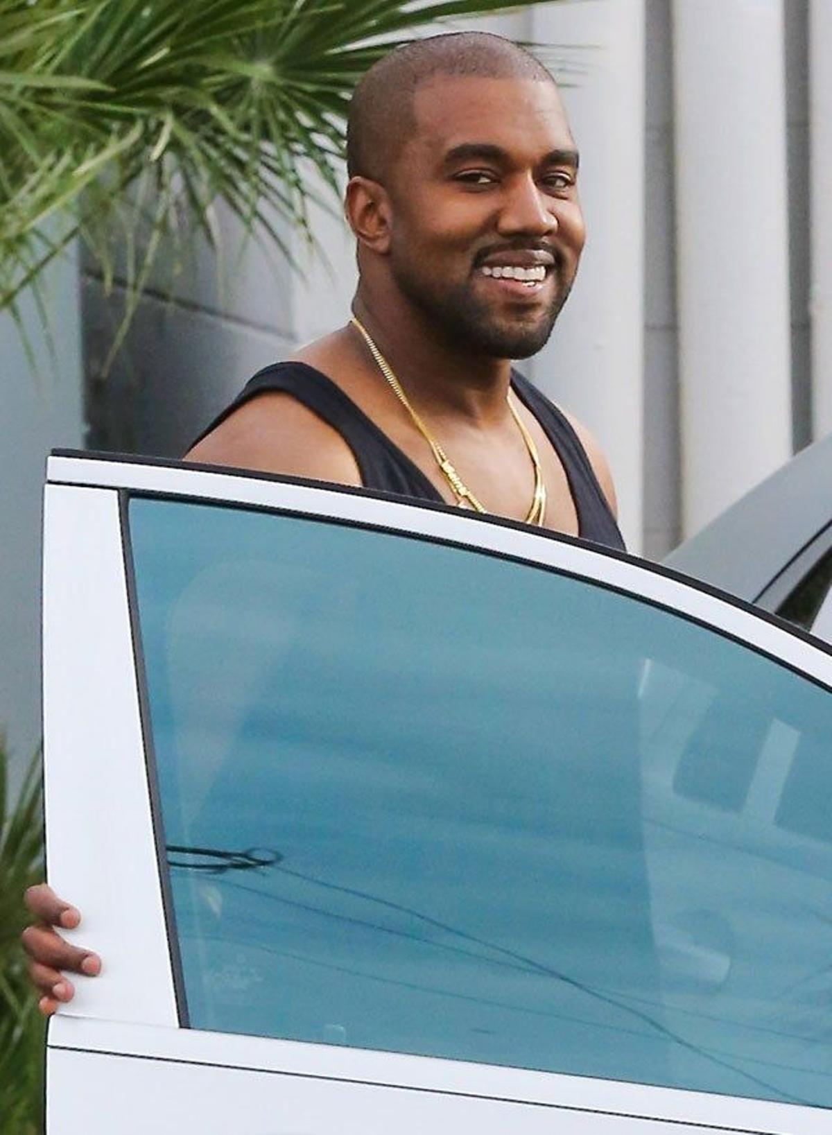 Kanye West, sonriente antes de meterse en el coche.