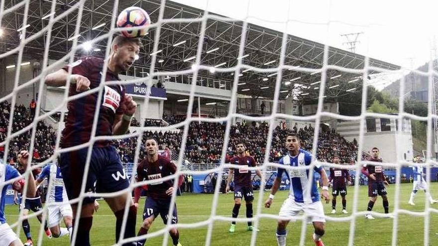 El Eibar da vida al Sporting