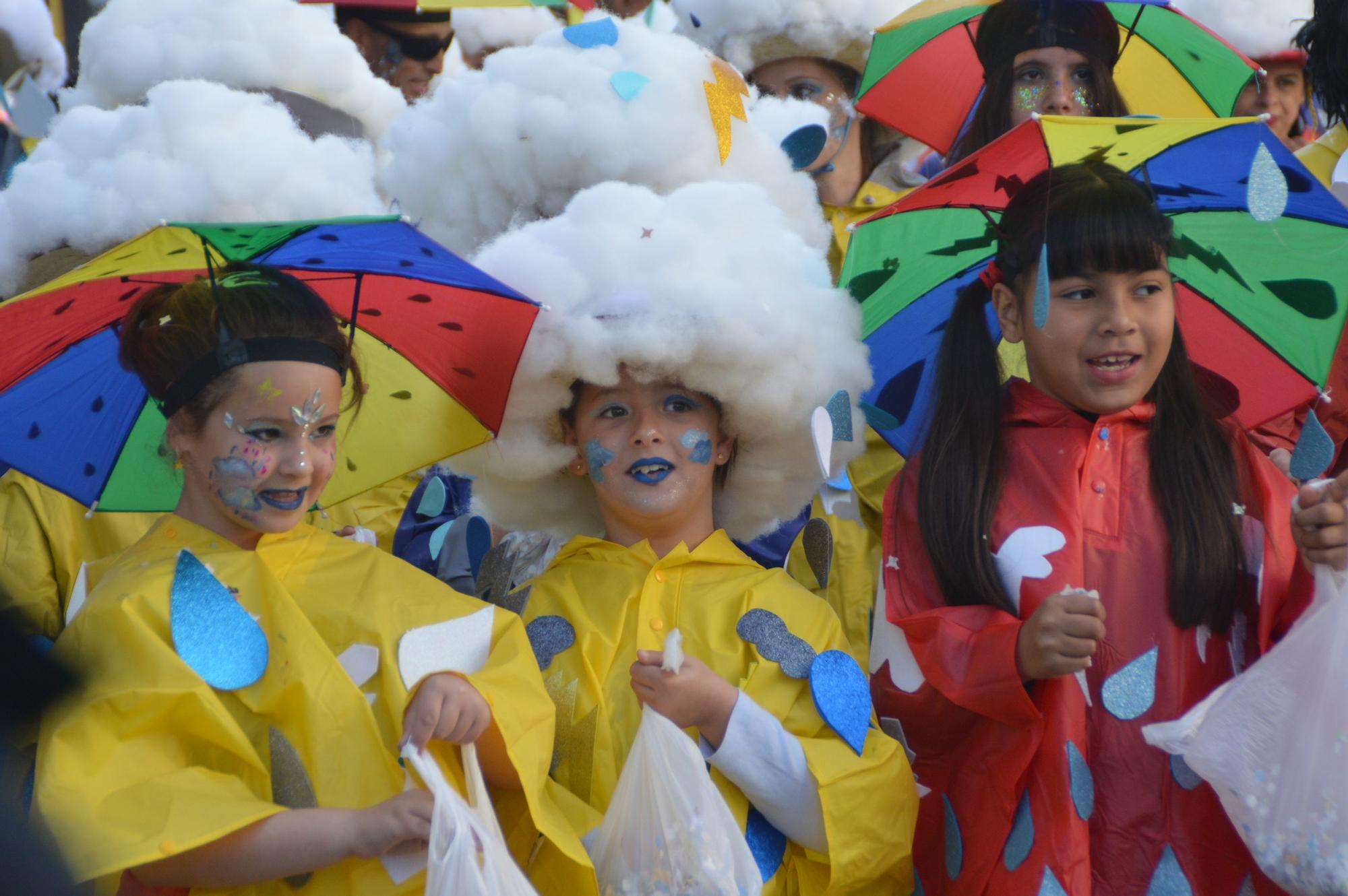 L'Escala vibra amb una rua de carnaval carregada d'imaginació