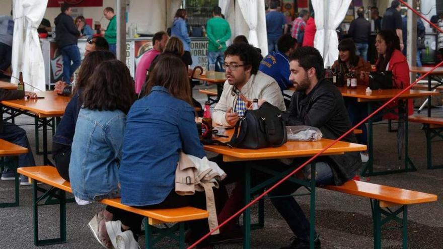 Primeros asistentes al Festival de la cerveza de Versalles.