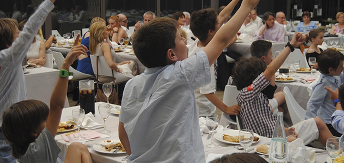 Una mesa de niños en un restaurante.