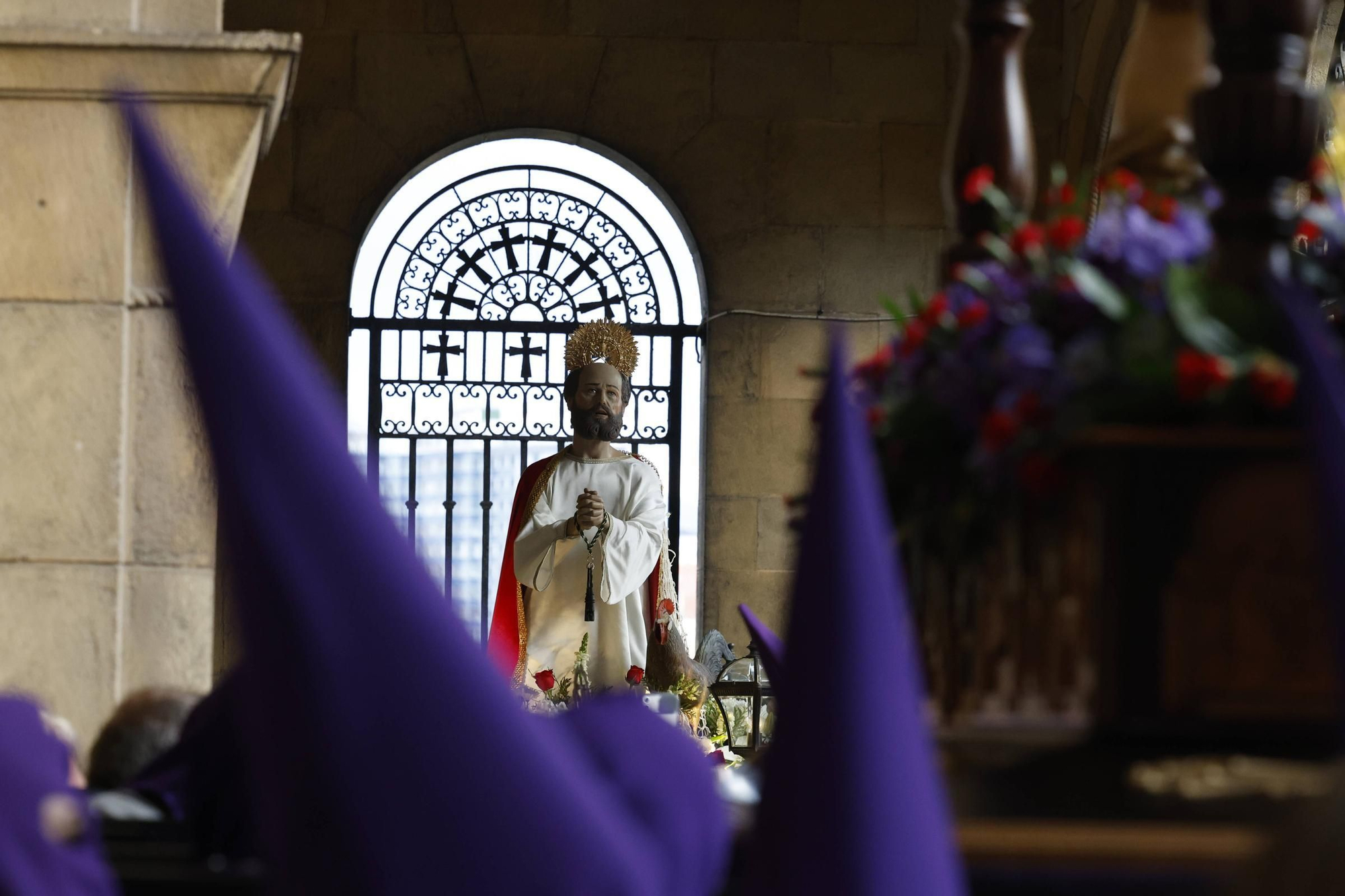 La lluvia frustra la procesión de las Lágrimas de San Pedro en Gijón