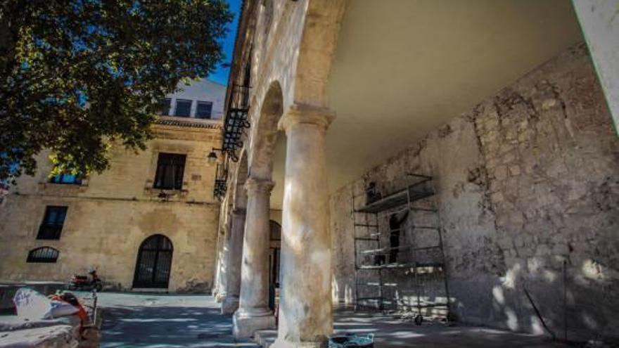 Operarios trabajando en la reparación de la fachada interior de los arcos.