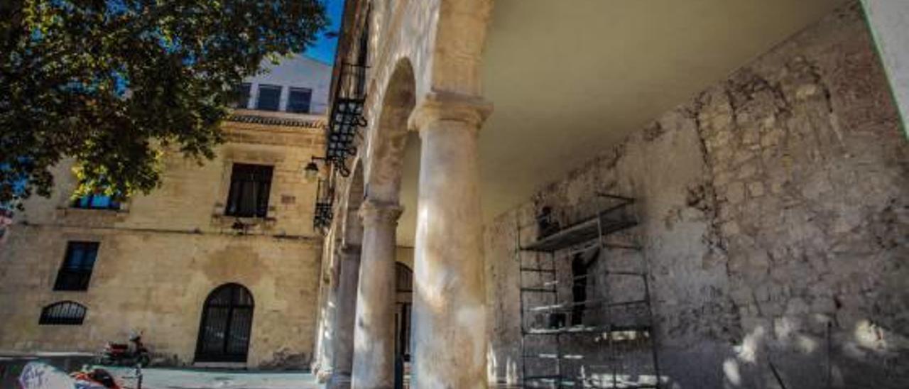 Operarios trabajando en la reparación de la fachada interior de los arcos.