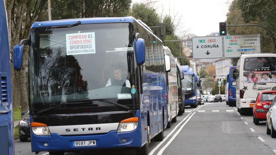 Empresas de autobuses acusan a la Xunta de no inspeccionar ni multar las “irregularidades” de Monbus