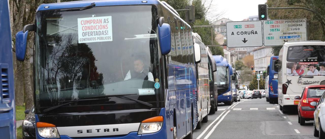 Protesta de pequeñas y medianas empresas del transporte público, ayer ante la Xunta. |   // X. ÁLVAREZ