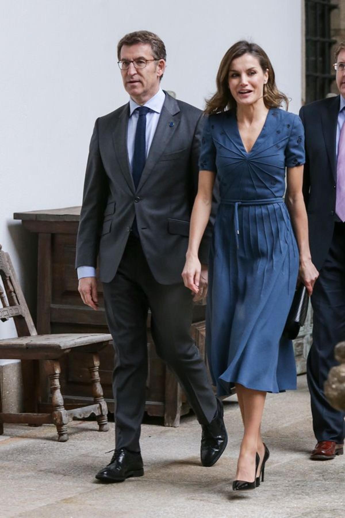 Letizia Ortiz con vestido vestido azul y complementos negros en Santiago de Compostela