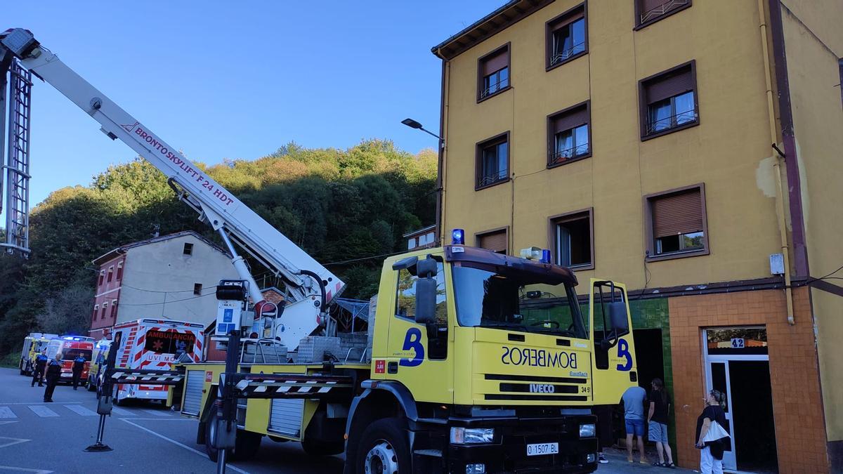 Susto en Langreo: dos heridos al derrumbarse parte del primer piso de una vivienda en Ciaño