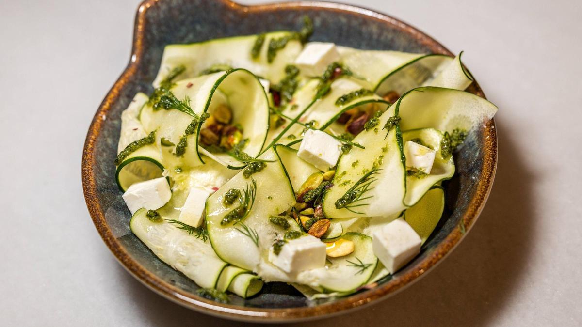 La ensalada de calabacines con pesto y queso feta de Queviures Serra.