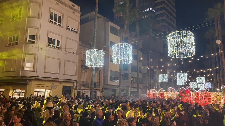 Benicarló alumbra la Navidad con música y espectáculos: las fotos del encendido de las luces