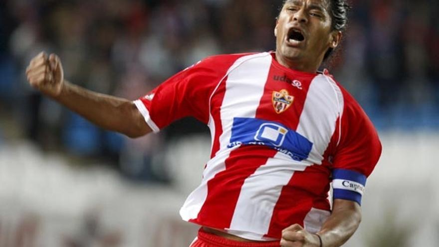 El jugador del Almeria, Acasiete, celebra su gol