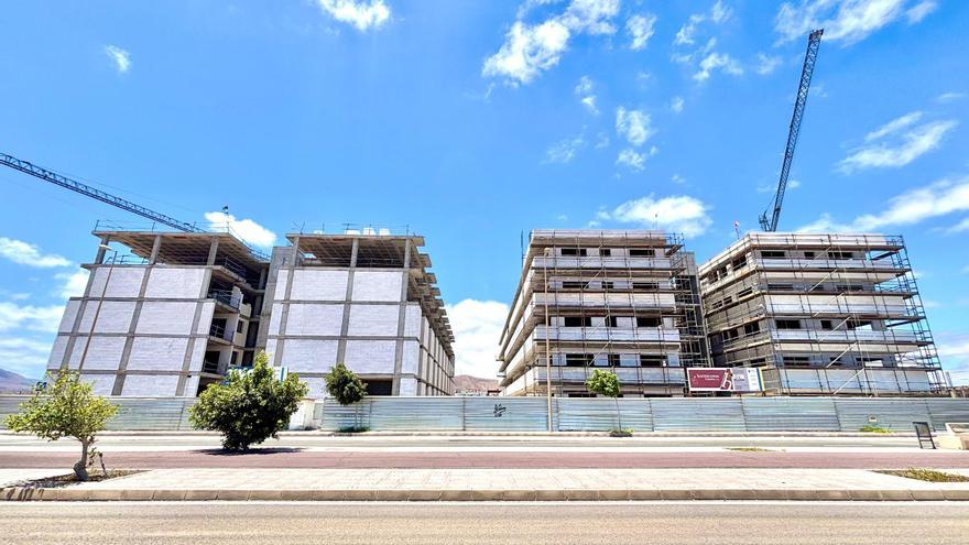 Visita de Fernando Clavijo a las obras de construcción de 134 viviendas sociales en el barrio de Maneje (Arrecife)