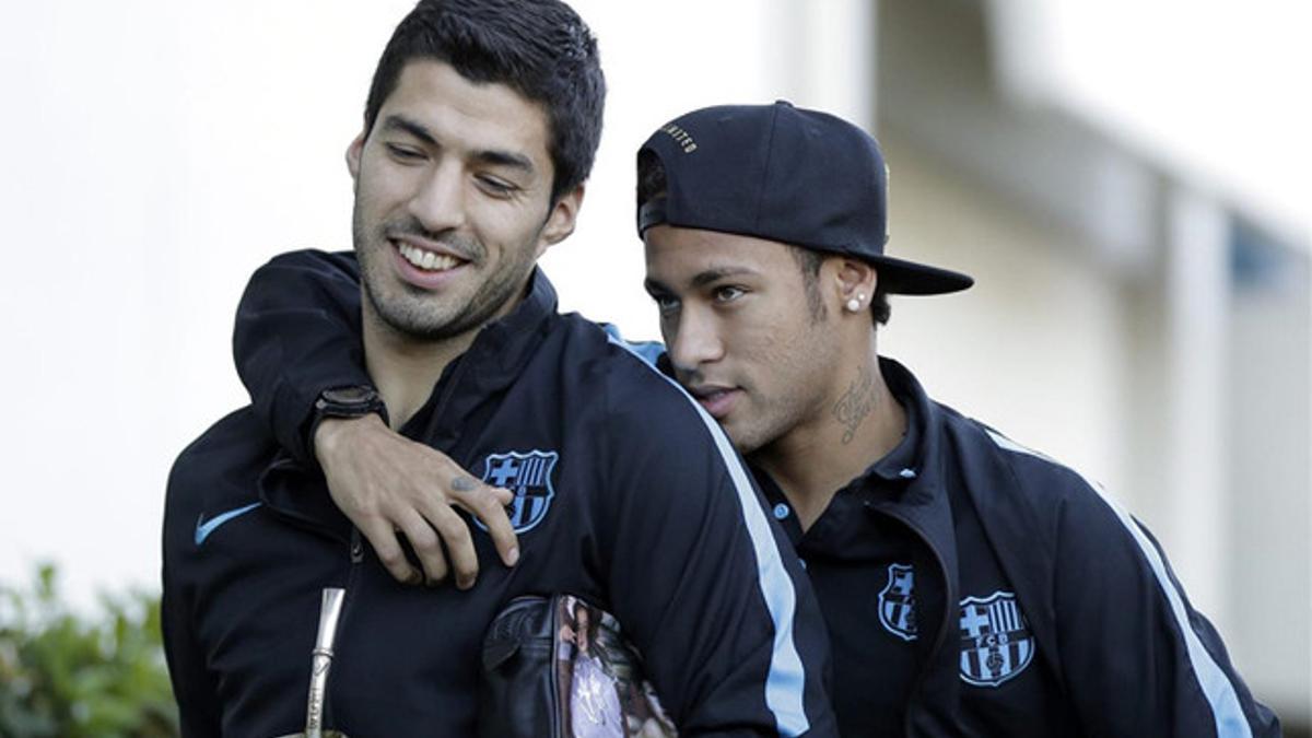 Luis Suárez, junto a Neymar