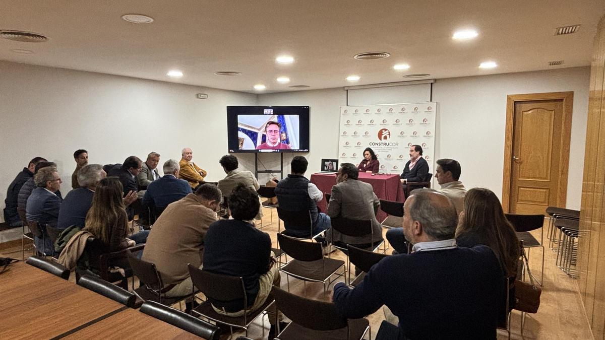 Reunión de Constructor para analizar la situación.