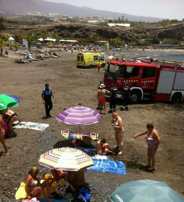 Ambulancia y bomberos quedan atrapados en la arena