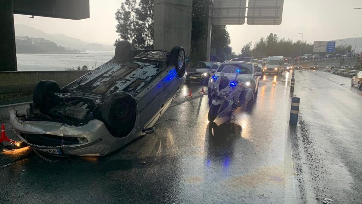 El vehículo volcado en la AG-46 bajo Rande.