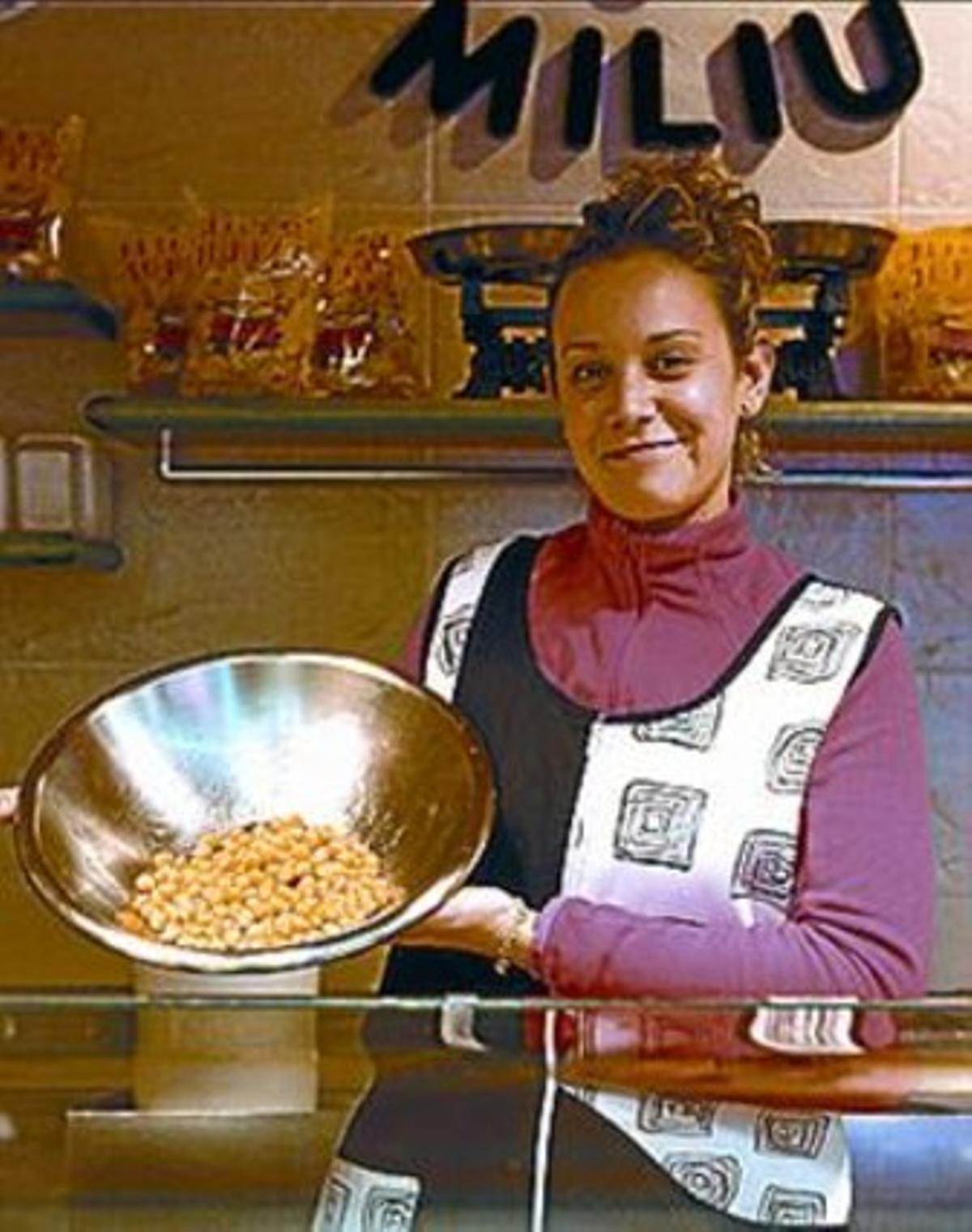 Vanesa Nájera mostra els cigrons de la seva parada. Vanesa Nájera mostra els cigrons de la seva parada.