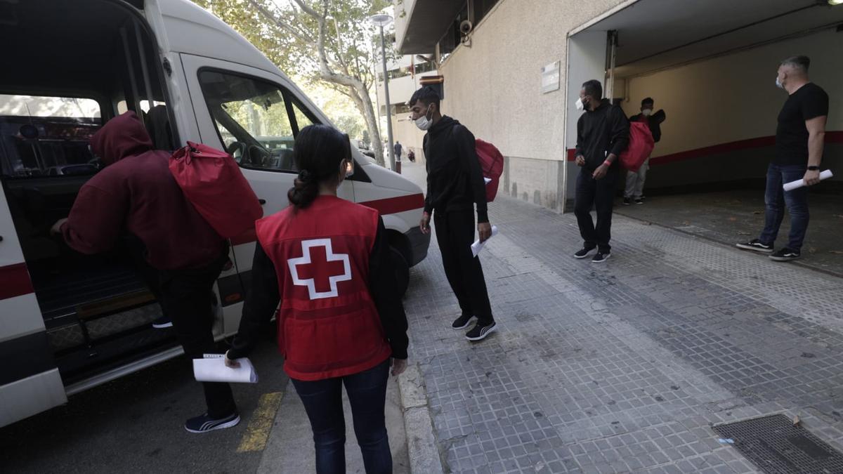 Trasladan a Barcelona los migrantes rescatados en Cabrera