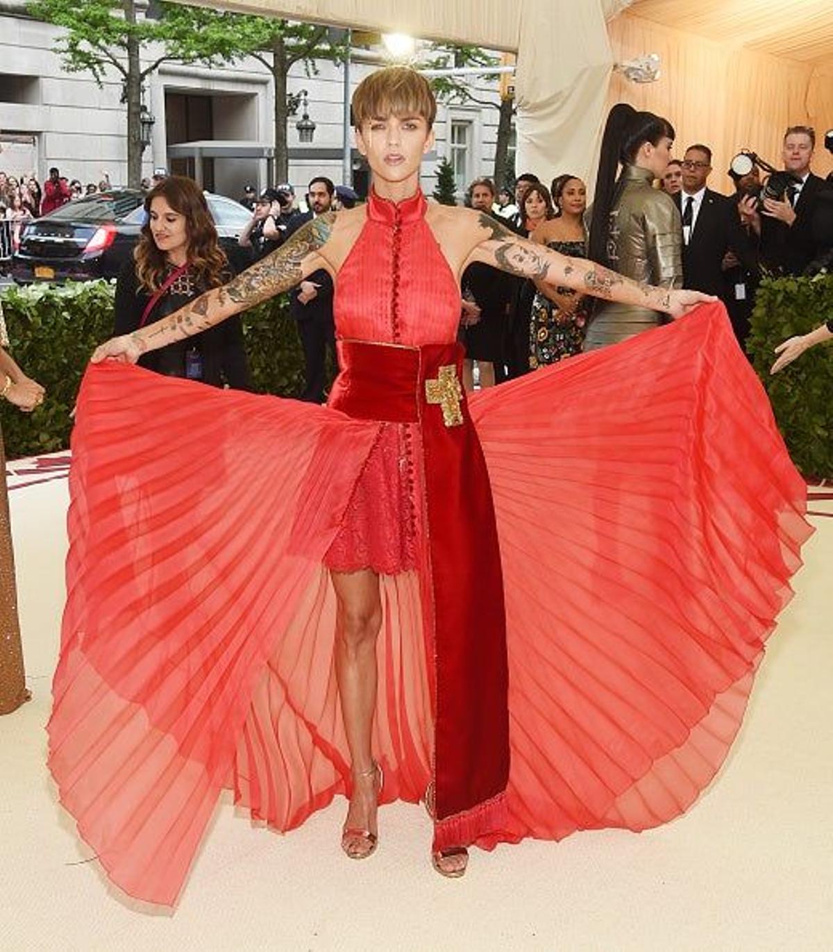 Ruby Rose despliega su vestido de rojo obispo en la Gala Met