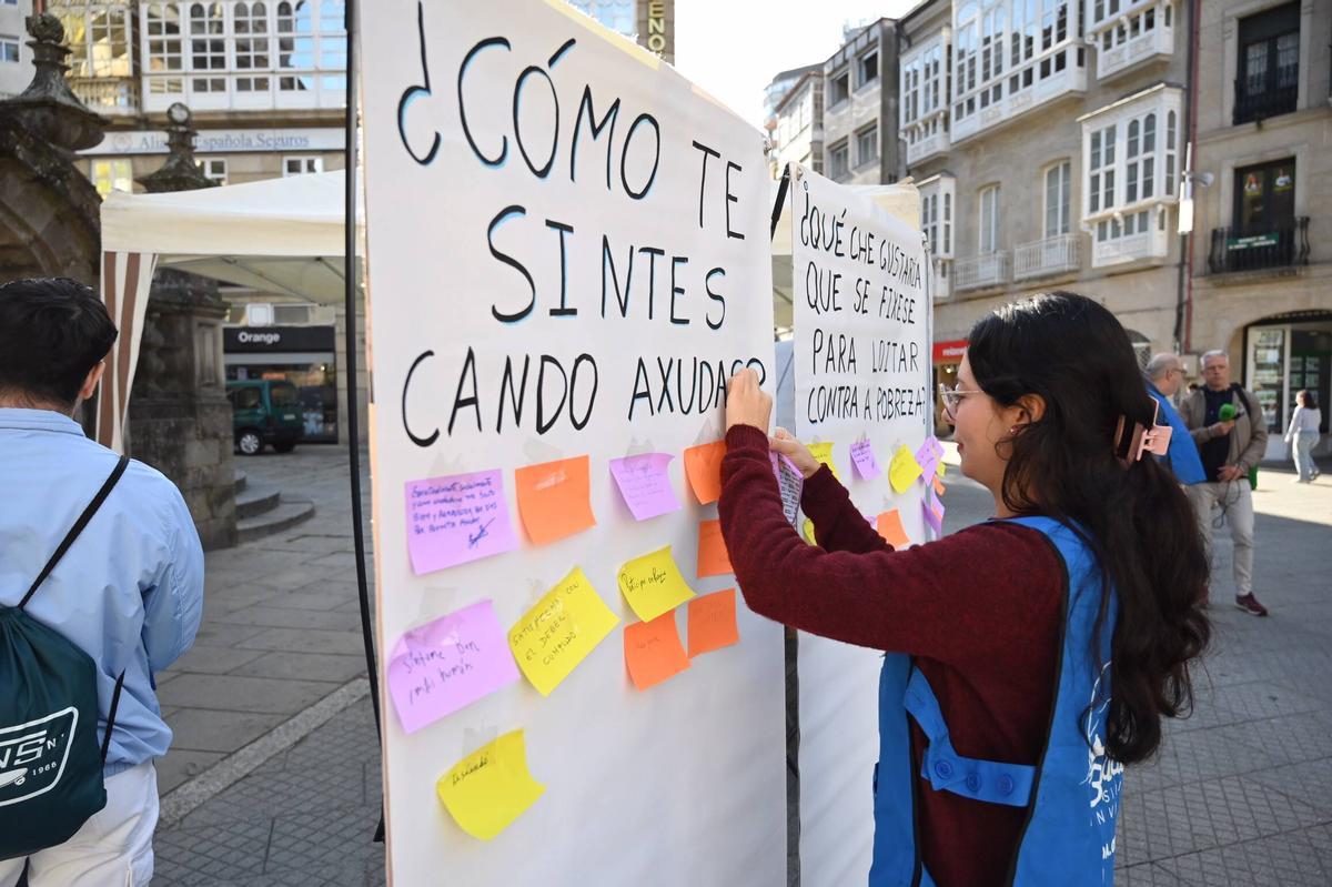 Los carteles con las preguntas para que la gente respondiese con un pósit.
