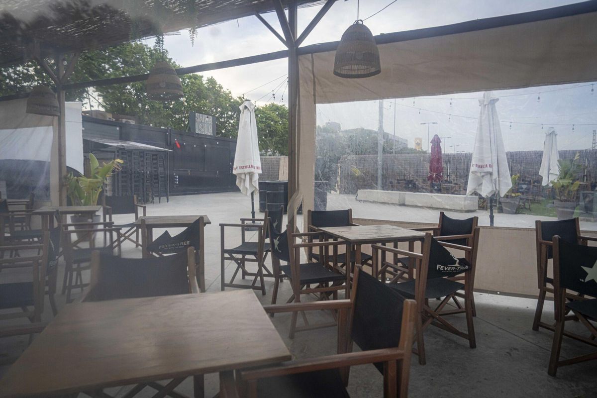 Badalona desaloja el popular bar de tardeos Santa Lola ante el malestar de los propietarios