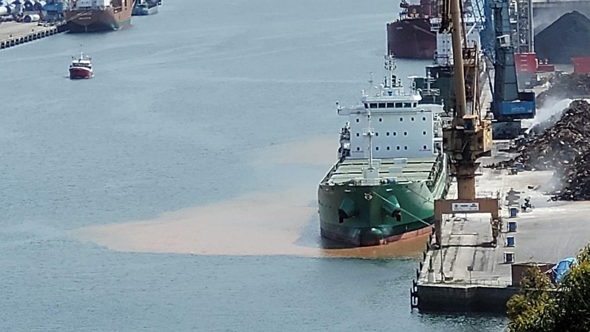 Vertido detectado en la ría de Avilés, en el muelle de Raíces.