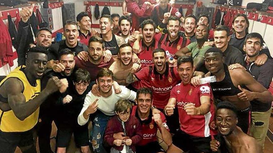 La plantilla del Mallorca compartió esta imagen en las redes sociales de la celebración en el vestuario.