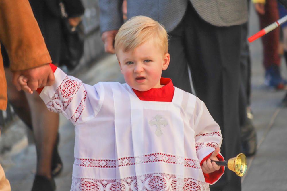 La imagen de San Vicente portada a hombros exclusivamente por varones salió en procesión por las calles de Callosa de Segura, como es tradición cada segundo lunes de Pascua