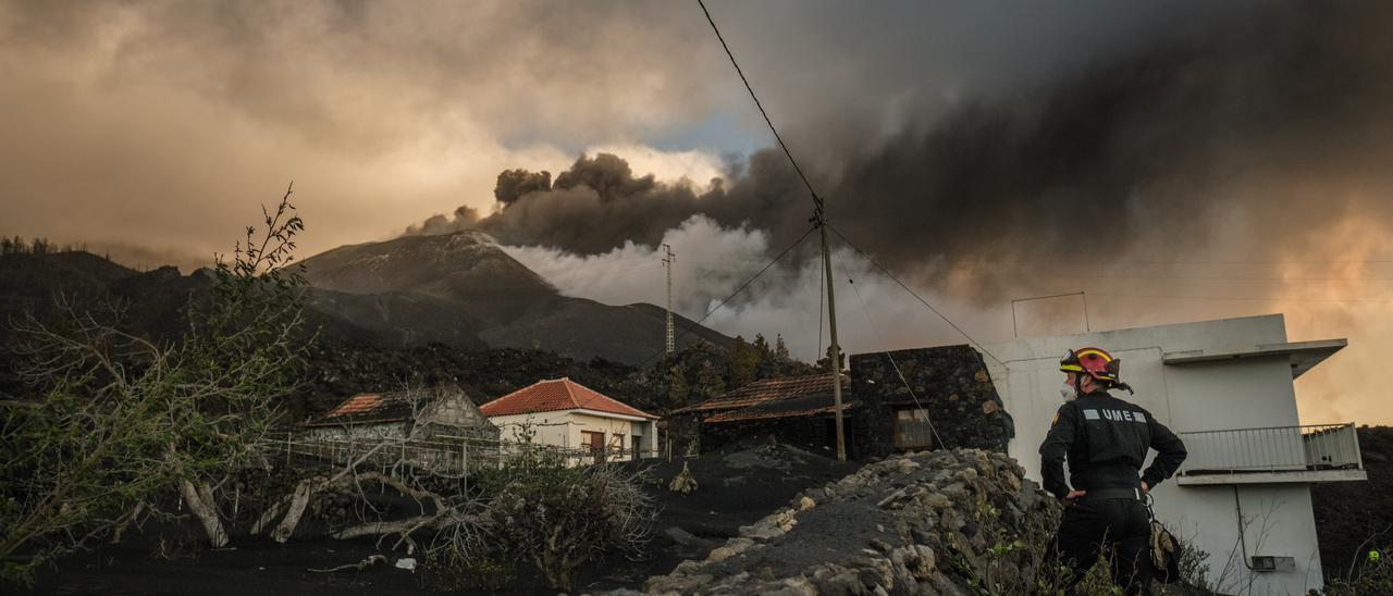 Un miembro de la UME observa el avance de las coladas del volcán de La Palma.