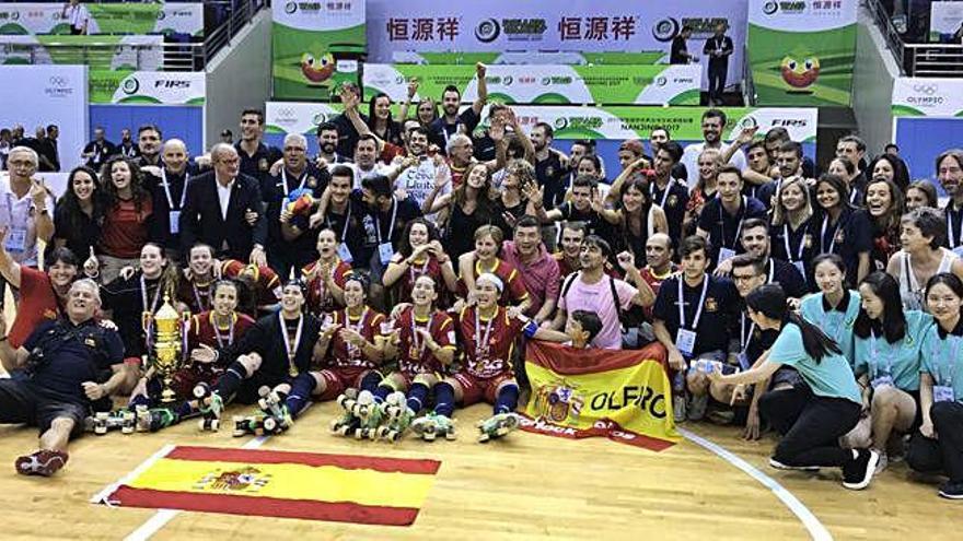 Las integrantes de la selección española femenina celebran la medalla de oro en los últimos World Roller Games disputados hace dos años.