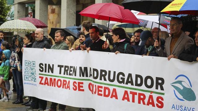 Última concentración de usuarios del AVE en la Plaza de Constitución de Zamora.