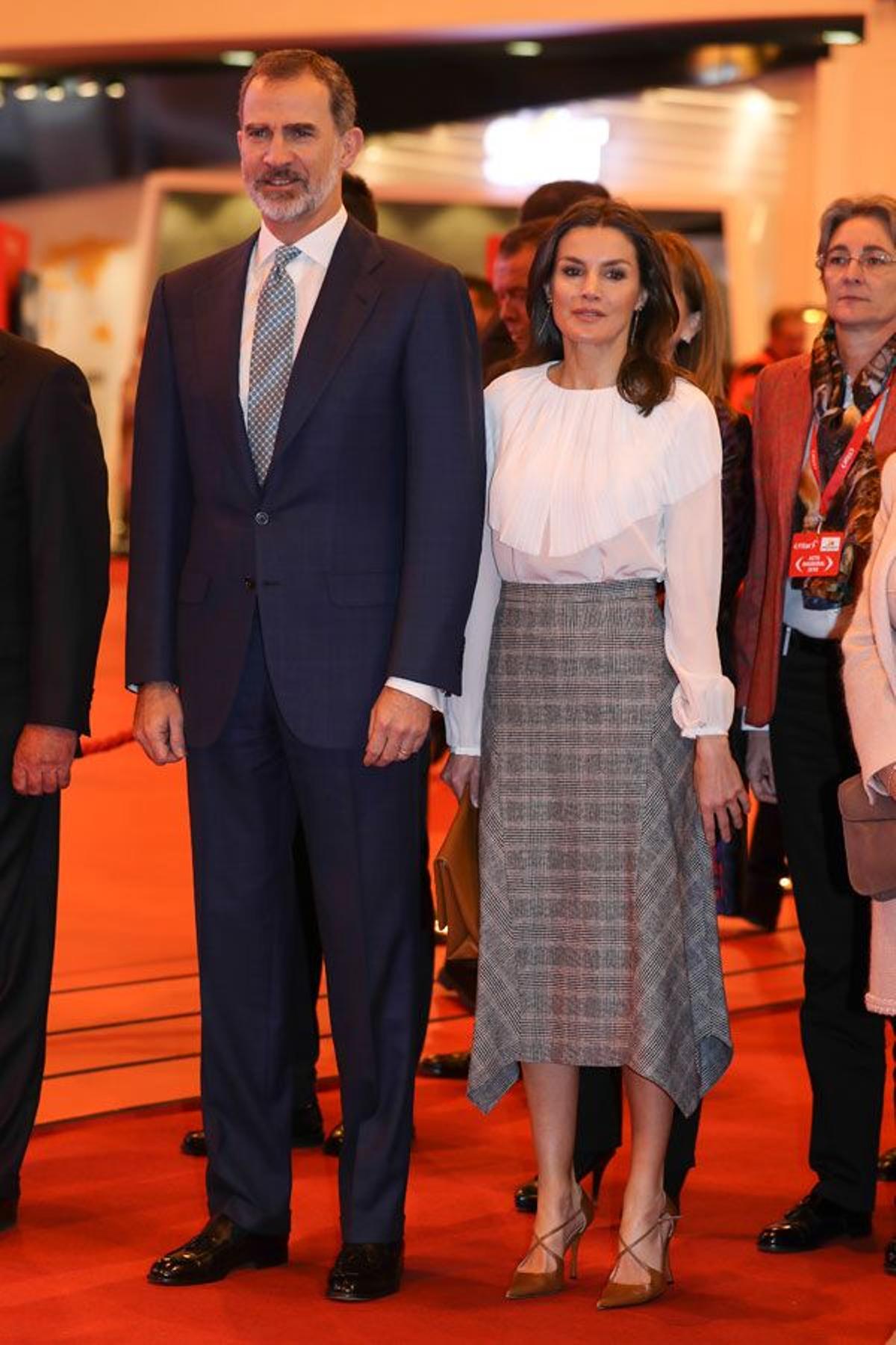 Letizia Ortiz con look 'working' junto al rey Felipe VI en Fitur