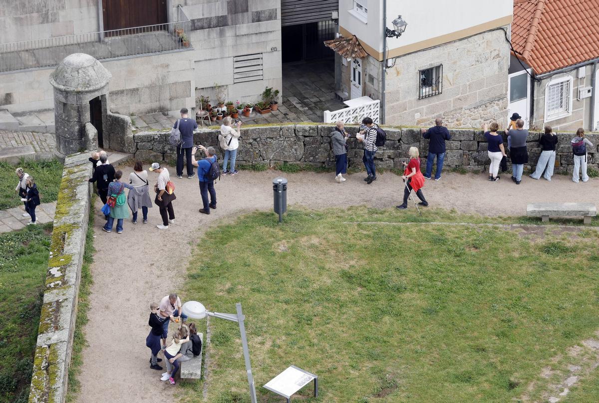 Turistas en el monte de O Castro, en Vigo.