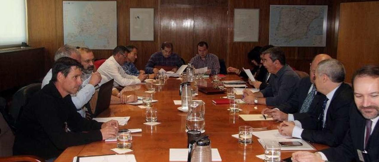 Representantes del Gobierno, de las empresas y de los sindicatos, en la reunión de ayer.